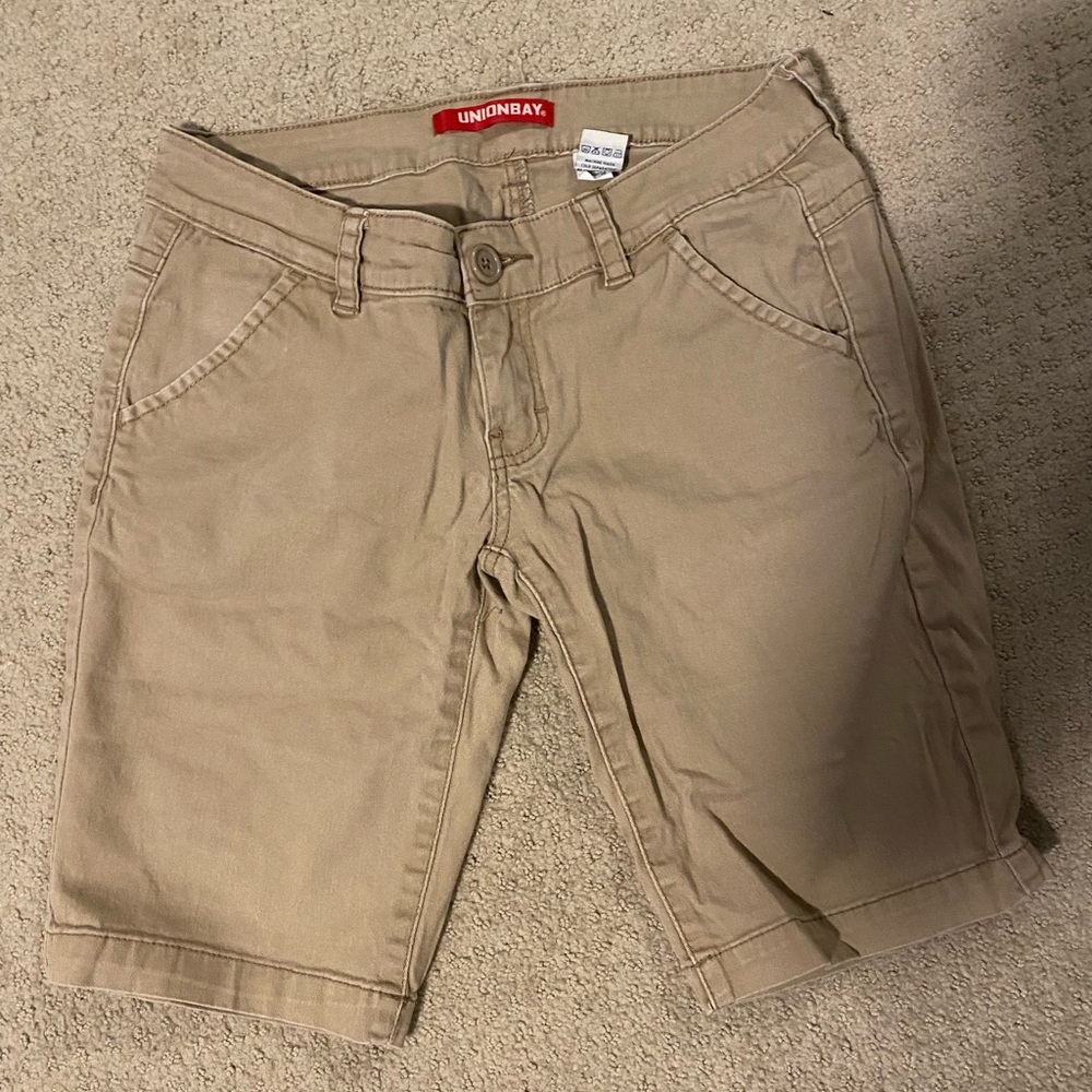 Lightly used tan Bermuda shorts. Nice quality.